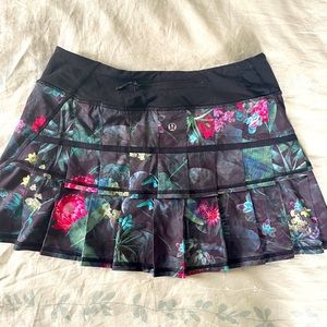 Lululemon tennis skirt size 4